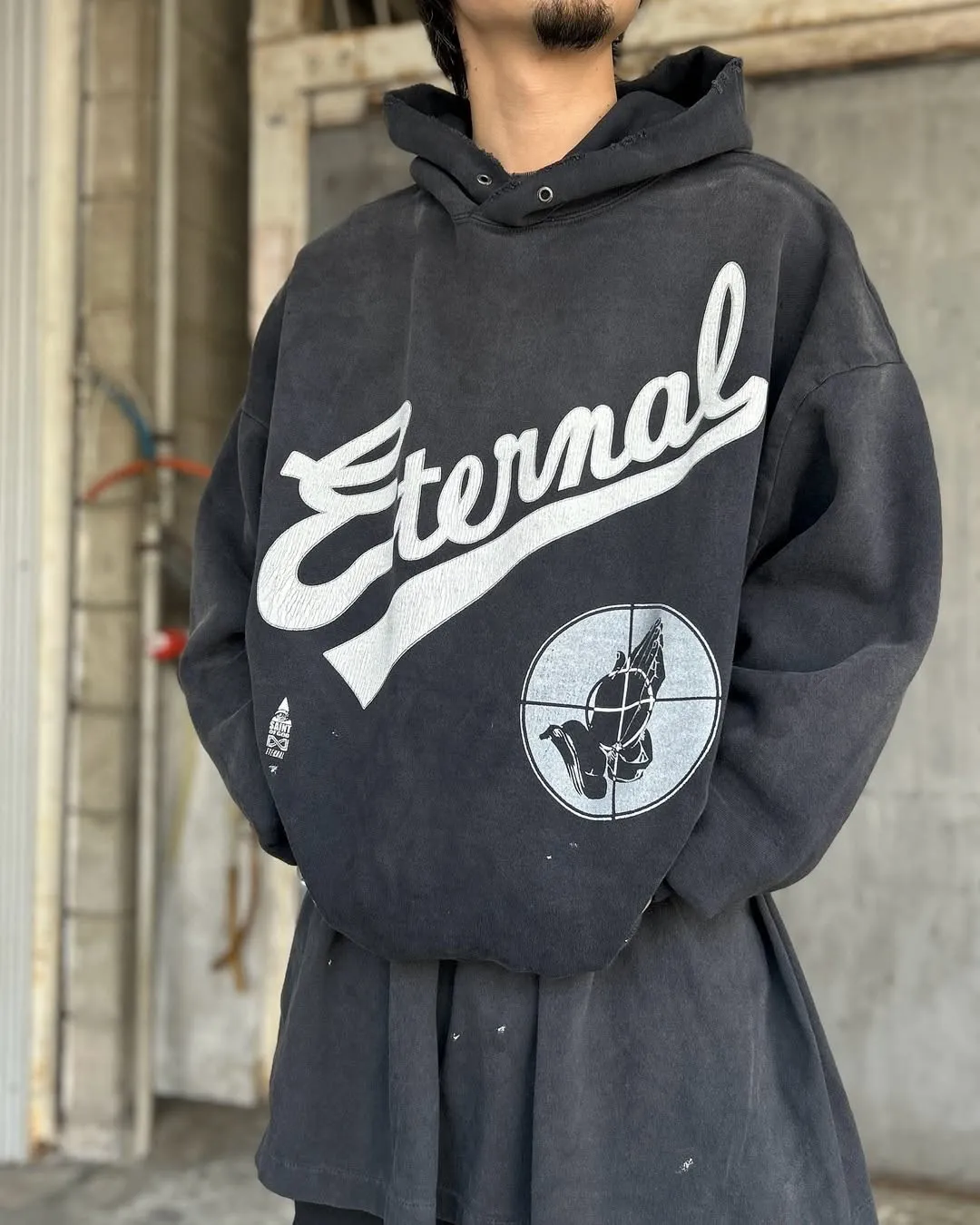 SAINT Mxxxxxx × FEAR OF GOD FG_HOODIE/SNT OF GOD/BLK FOG joint model ETERNAL praying crosshair distressed hoodie. Washed black S-XL. This season's popular super popular joint model. The original version is the same. Thin spring and summer fabrics. The upper body is comfortable. The BOXY version of the short fat wide shoulder line. Fashion darling wears it with a high-end feel. Heavy washing and water fading technology. The horse is repositioned. Excessive wear and damage graffiti treatment. Correct version FOG joint main mark/wash mark/little angel mark